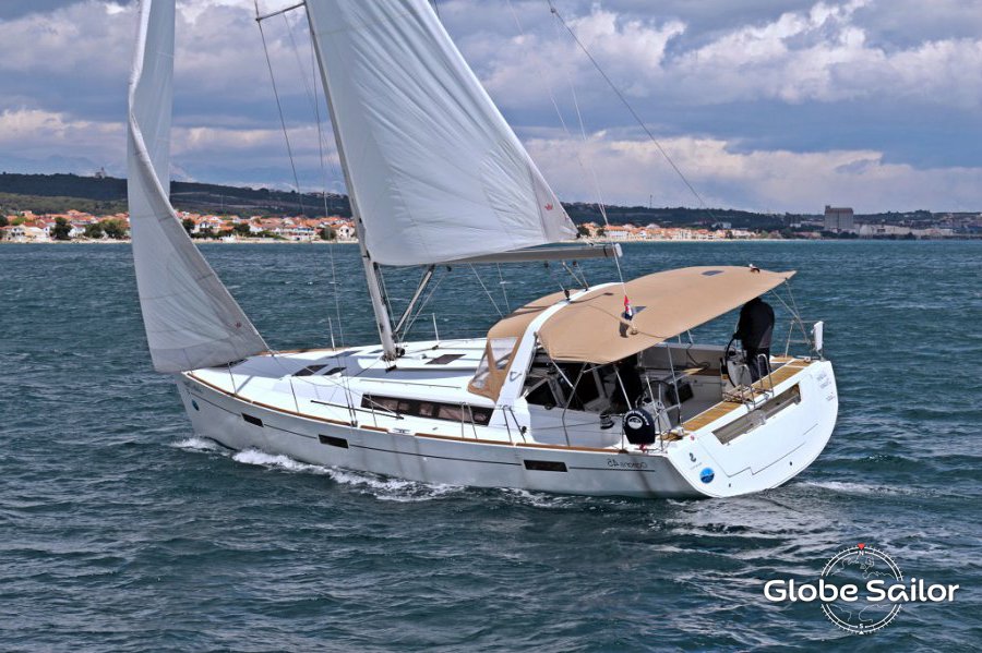 Sailboat Oceanis 45