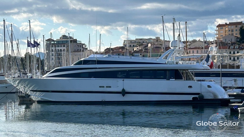 Luxury Yacht Mondo Marine 100